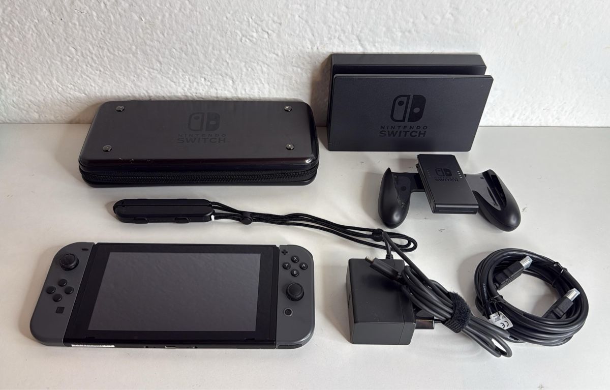 Nintendo Console: Nintendo Switch Console - Great for Summer Gaming! – Usato da Ehrendingen venduto da bubulence