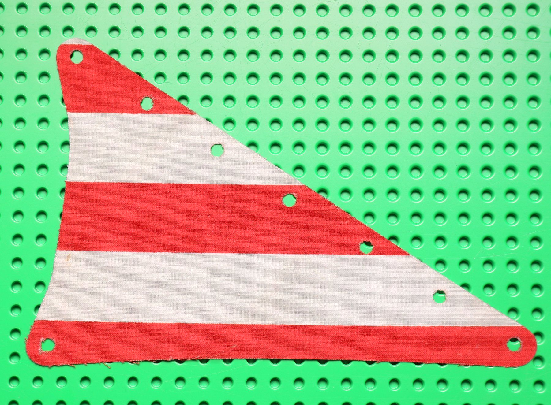 Lego Giocattoli: LEGO® Cloth Sail Triangular 14 x 22 with Red Thick Stripes – Usato da Hettlingen venduto da Scholi99
