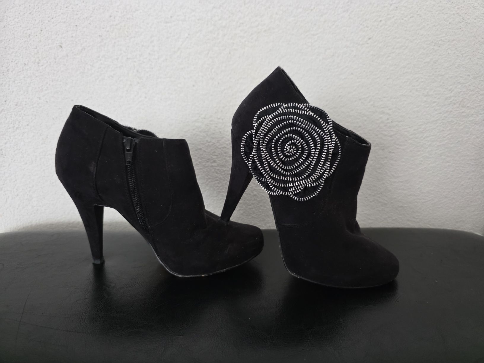 Damenschuhe: Schwarze Stiefeletten mit Blume, Gr. 37 – Gebraucht aus Dättwil AG von Njo_x88j