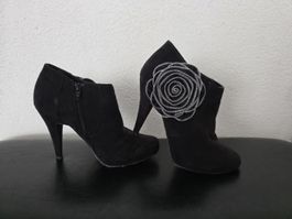 Schwarze Stiefeletten mit Blume, Gr. 37