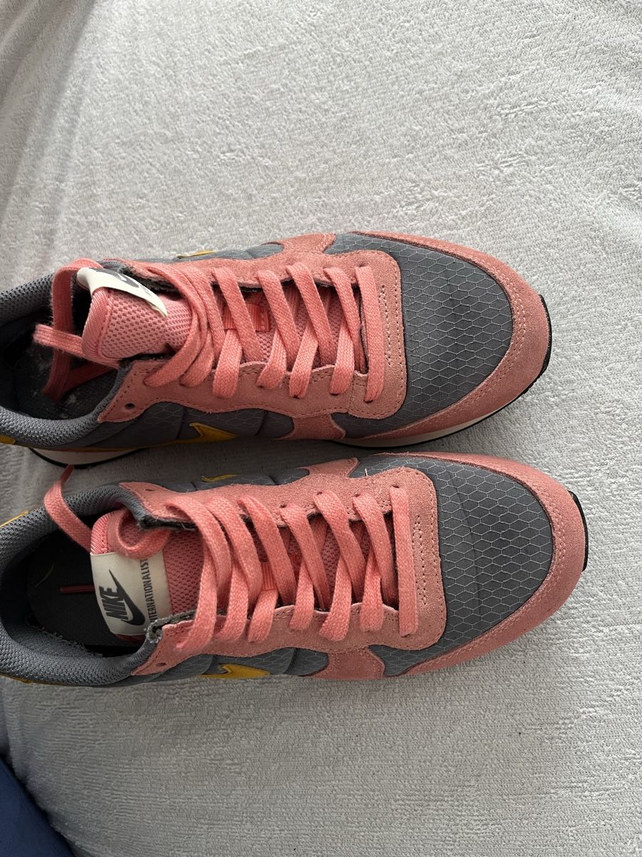 Nike Chaussures femmes: Schuhe 37,5 – D'occasion à Igis par dai_sj7b 1