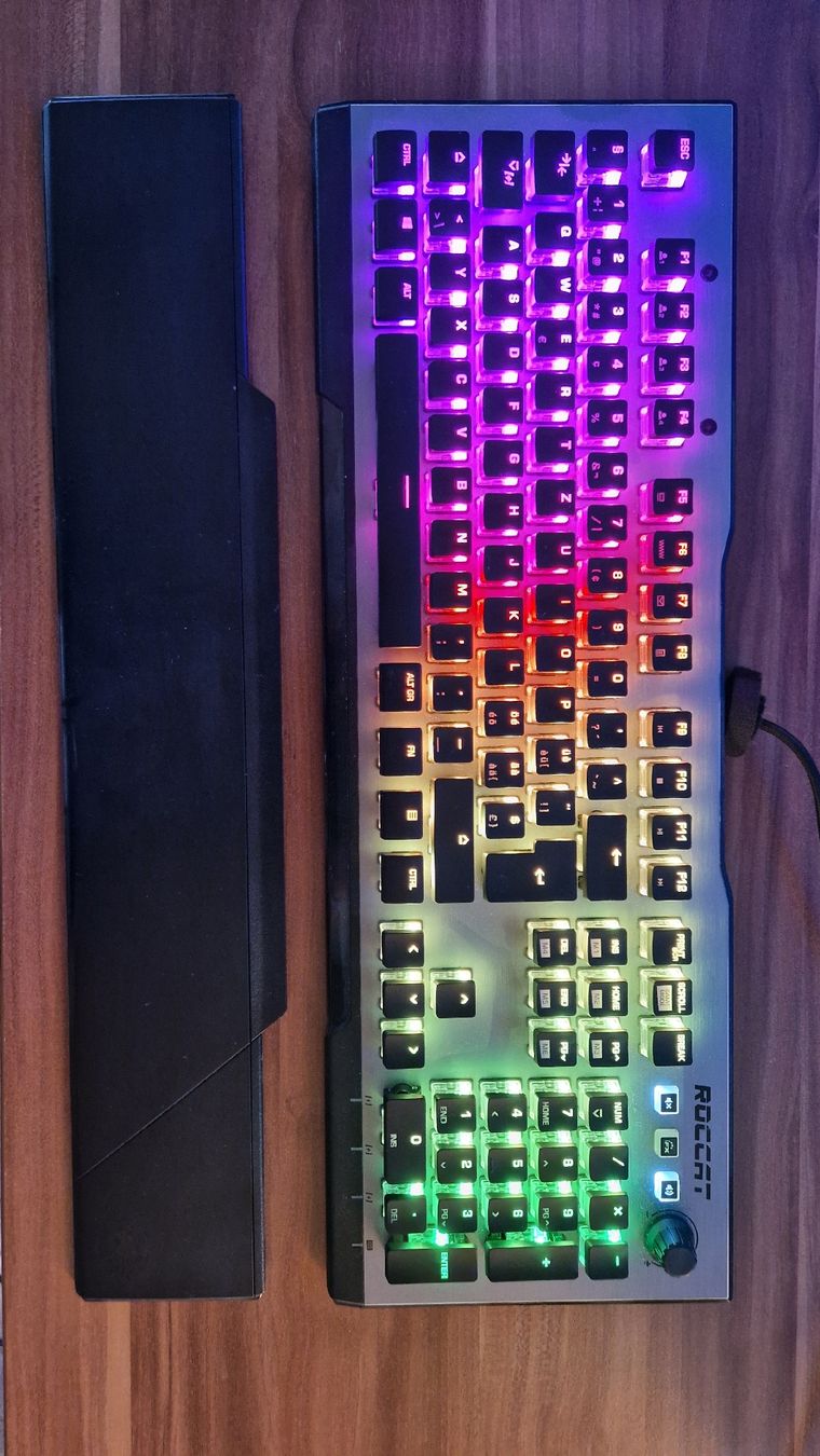 Roccat Tastiere: Roccat Vulcan Tastatur – Usato da Wädenswil venduto da cyr_w2d5