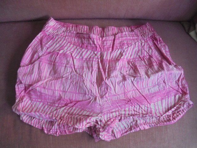 H&M Hosen: 2 Shorts Gr. 44 H&M, Baumwolle – Gebraucht aus Hinwil von Glasperlen 2