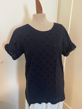 Sommerliches, blaues T-Shirt mit Lochmuster, Grösse S