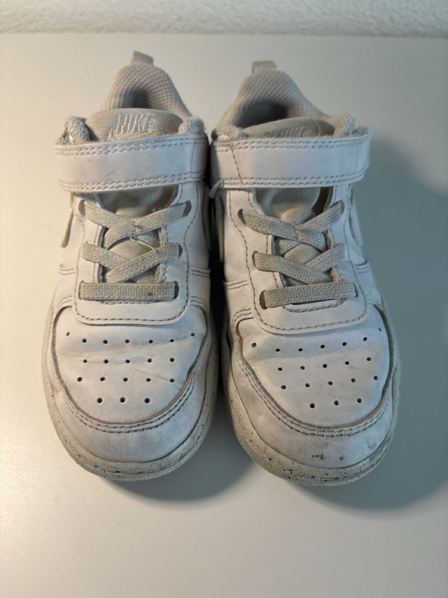 Nike Scarpe per ragazzi: Nike Kinder Sneaker Weiss Grösse 26 – Usato da Bülach venduto da Karuna 2