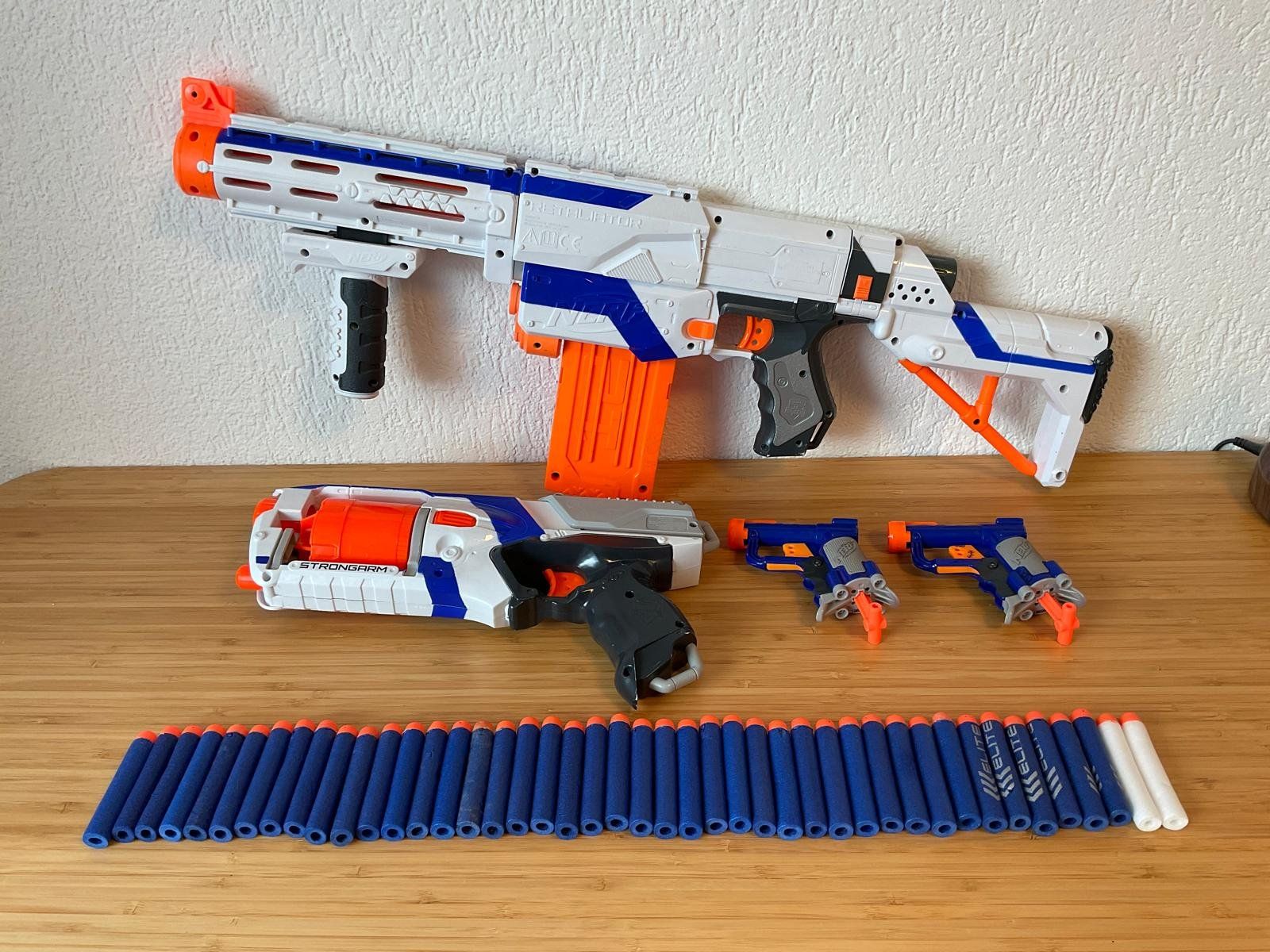 Nerf Spielzeuge: 4 NERF-Blaster mit vielen Pfeilen – Gebraucht aus Henggart von Sachs