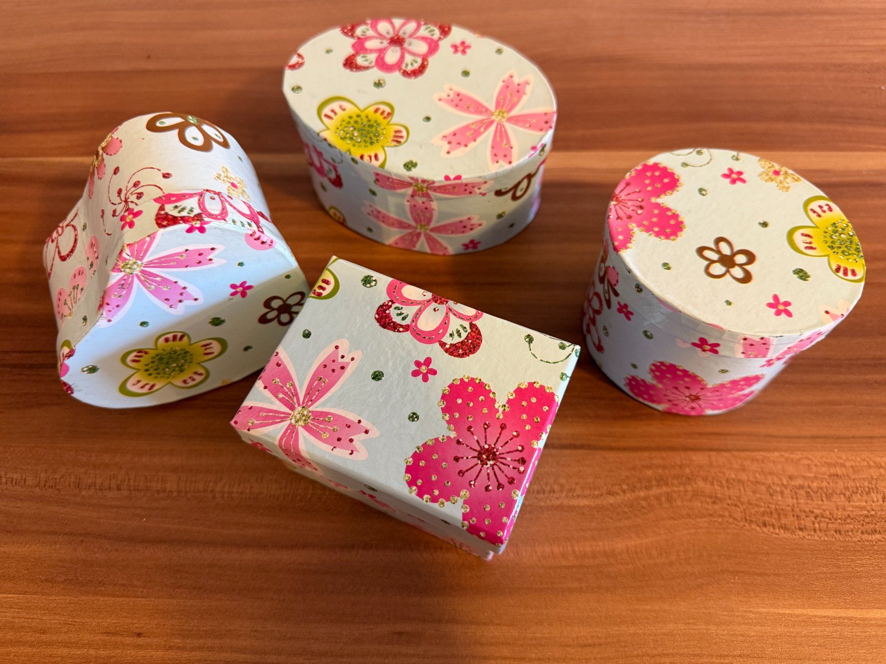 Autres décorations & accessoires: 4 Deko-Boxen mit Blumenmuster, ideal als Geschenkboxen – Neuf (Voir description) à Flawil par knallfix69