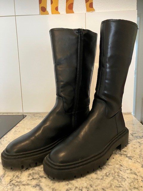 Damenschuhe: Stiefel - Stiefelette – Gebraucht aus Lufingen von Montreux 3