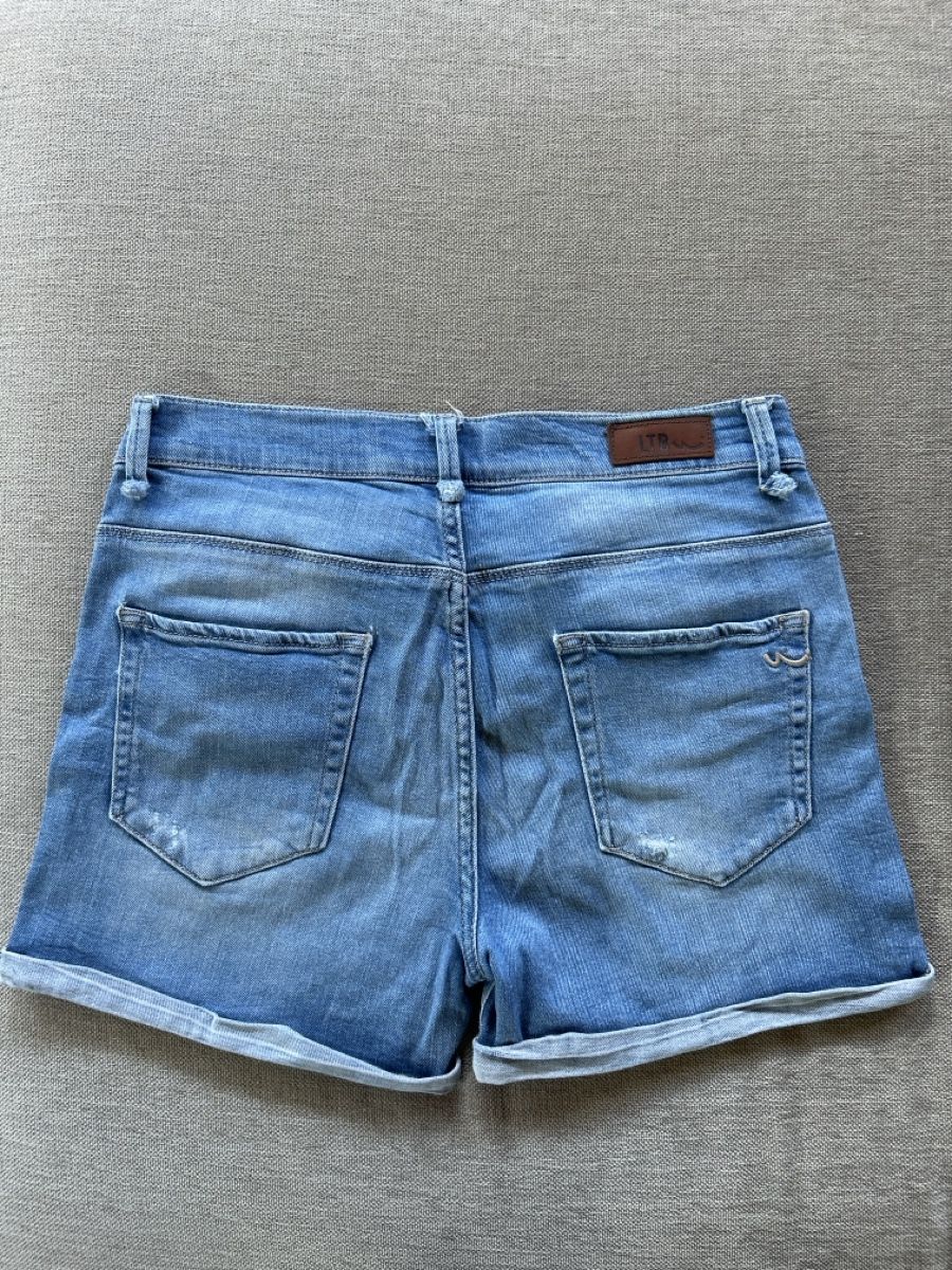 Hosen: Jeans Shorts Damen – Gebraucht aus Gstaad von storchli 2