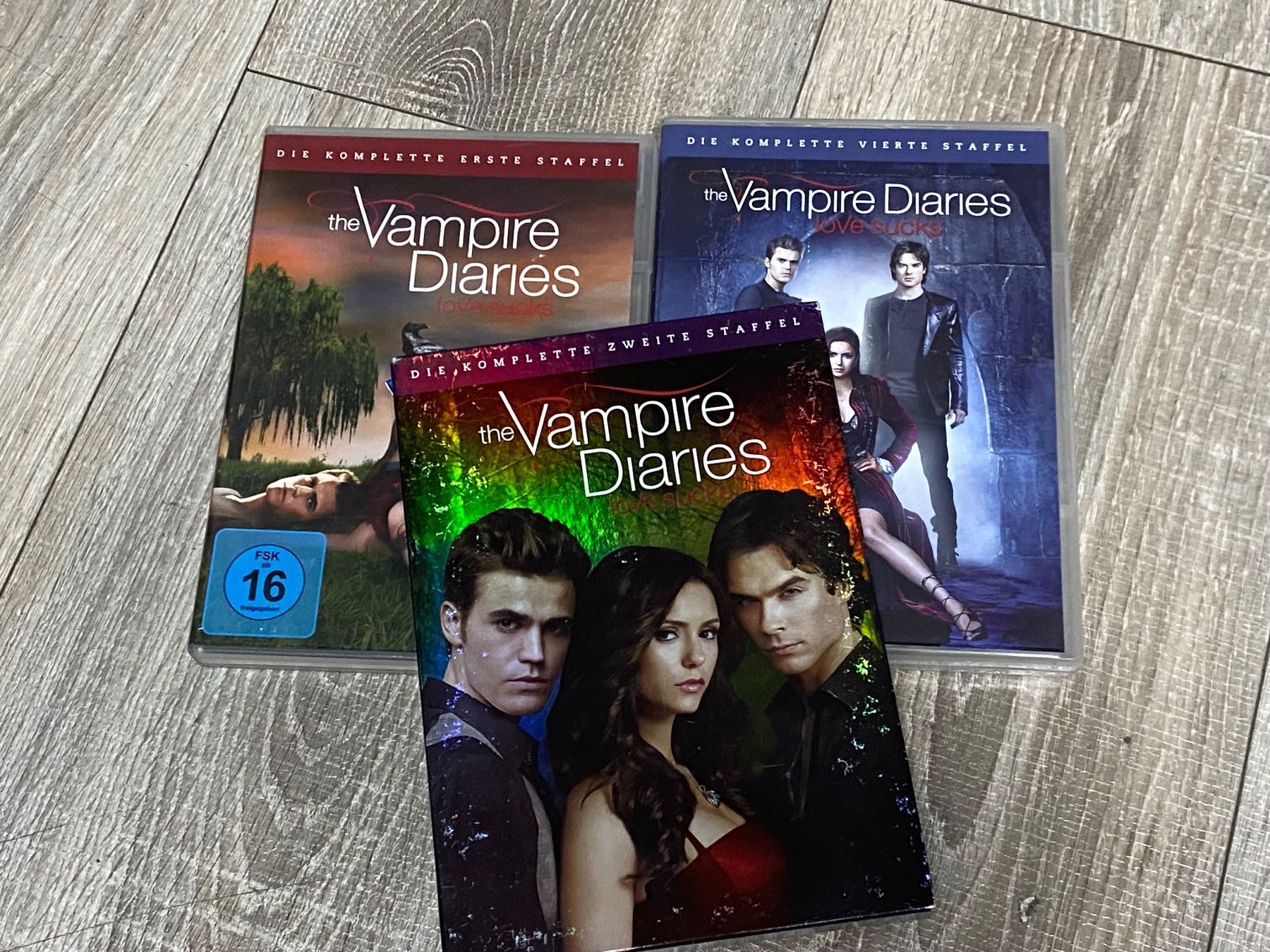 Tutti i DVDs: The Vampire Diaries 1, 2 & 4 – Usato da Muri b. Bern venduto da AdidasCollector