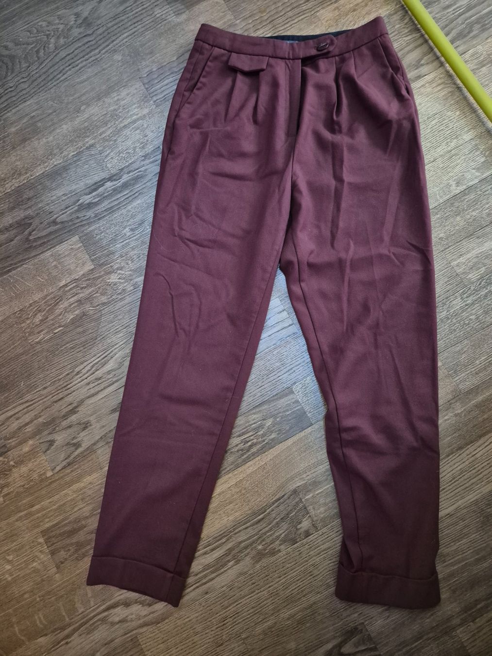 Esprit Pantaloni: Burgundi Esprit trousers size 34/36 – Usato da Zürich venduto da monadiederich