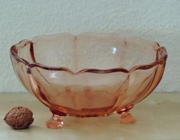 Saladier art déco  sur pieds en verre pressé rose saumon