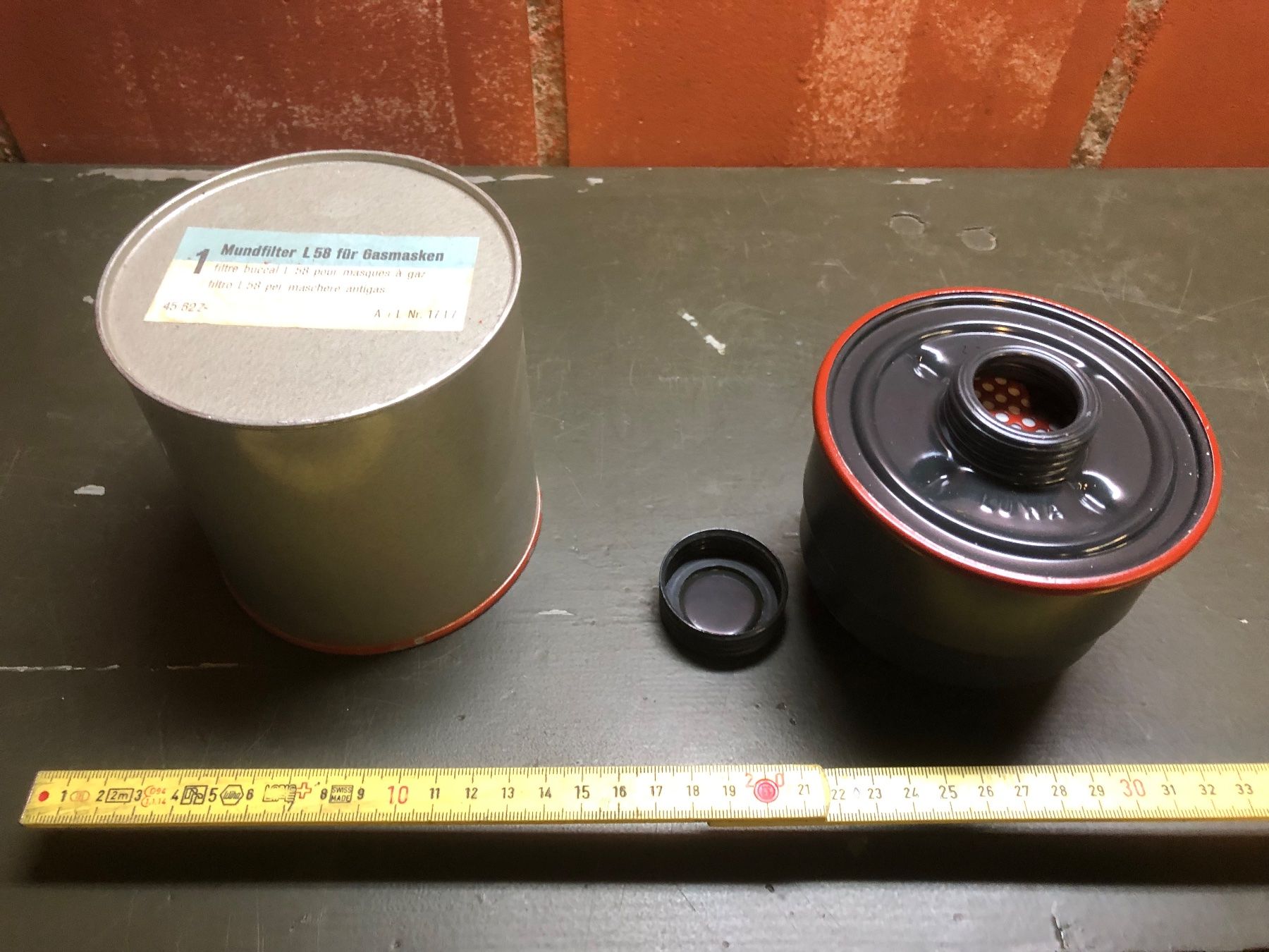 Protezione per viso e udito: Schweizer Armee Filter zu Gasmaske  Militär Gasmaskenfilter – Nuovo (secondo la descrizione) da Madiswil venduto da TEMISO 1