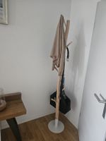 Kleiderständer in Baumstammoptik