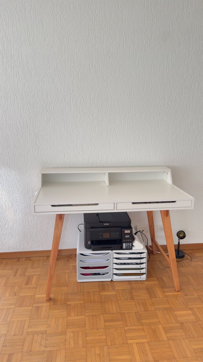 Scrivanie: Schreibtisch-  massiven Holzfüssen – Usato da Dietlikon venduto da Cashpersonal
