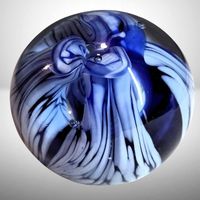 💎 Kunstglas Briefbeschwerer Blau-Weiss Murmel Design 8cm 🌊