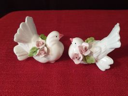 2 Tauben aus Porzellan mit Rosenblüten