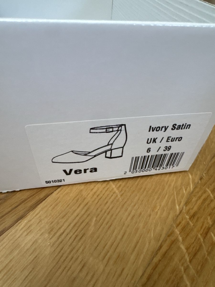 Scarpe da donna: Brautschuhe – Usato da Beromünster venduto da Sweden1218 4