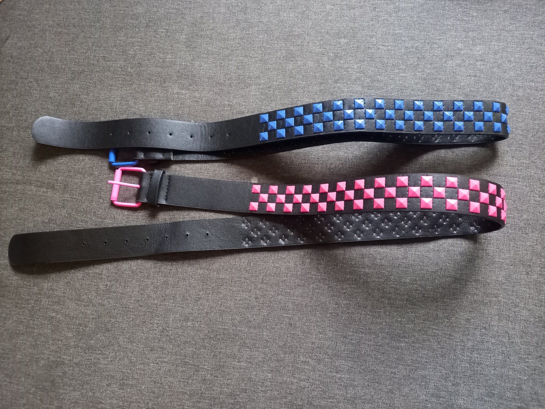 Gürtel: 2x Punkgürtel Cyber schwarz Blue und Pink – Neu und originalverpackt aus Lausanne von FASHION-WORLD-SHOP