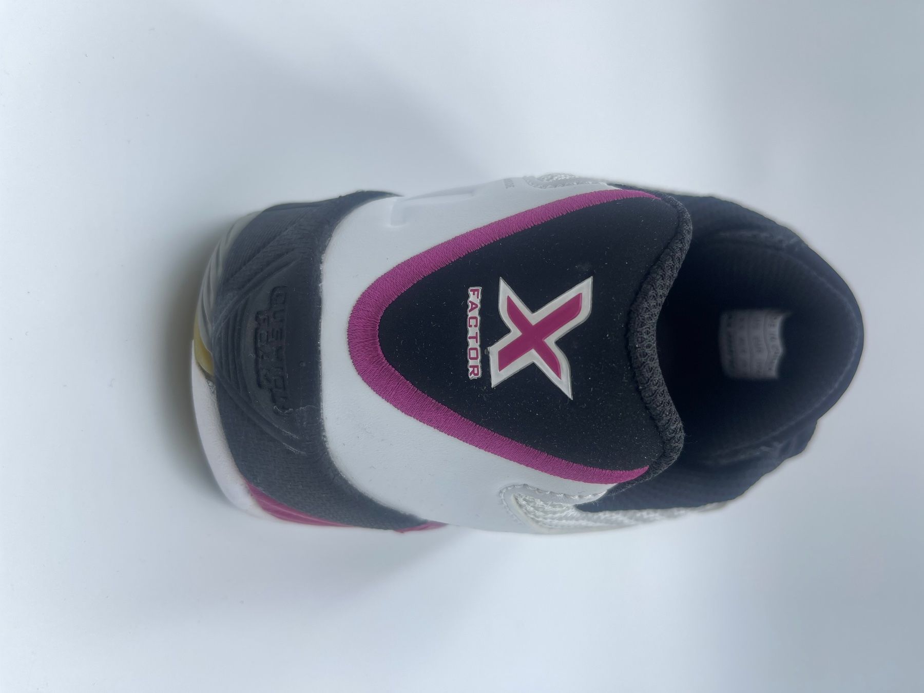 Scarpe da donna: Salming X Factor 2 Damen Hanball Gr. 40.5 – Nuovo e nell'imballaggio originale da Spreitenbach venduto da Opfikoner1 7