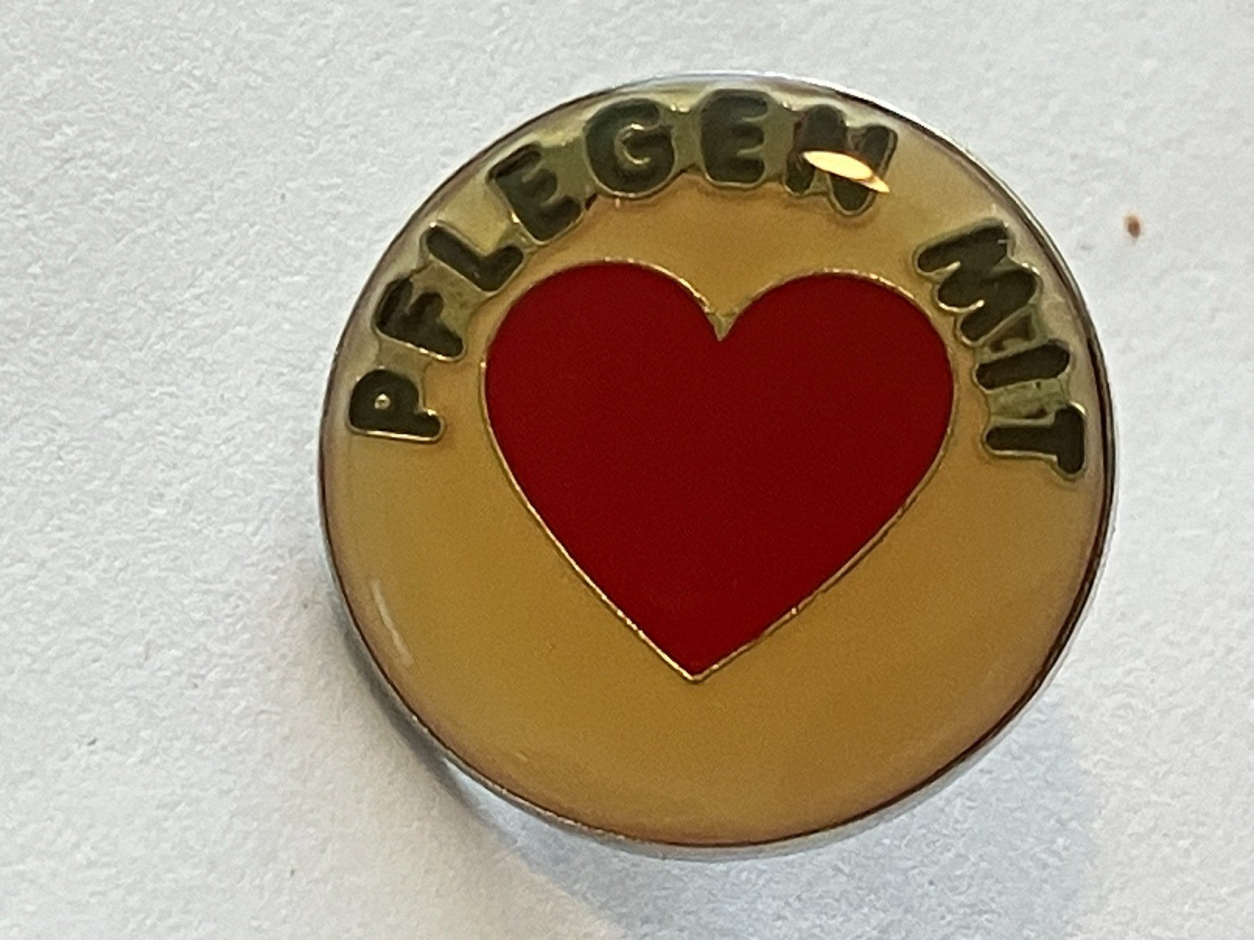 Placchette & Badge: 1 Pin Pflegen mit Herz – Usato da Basel venduto da djwwpp