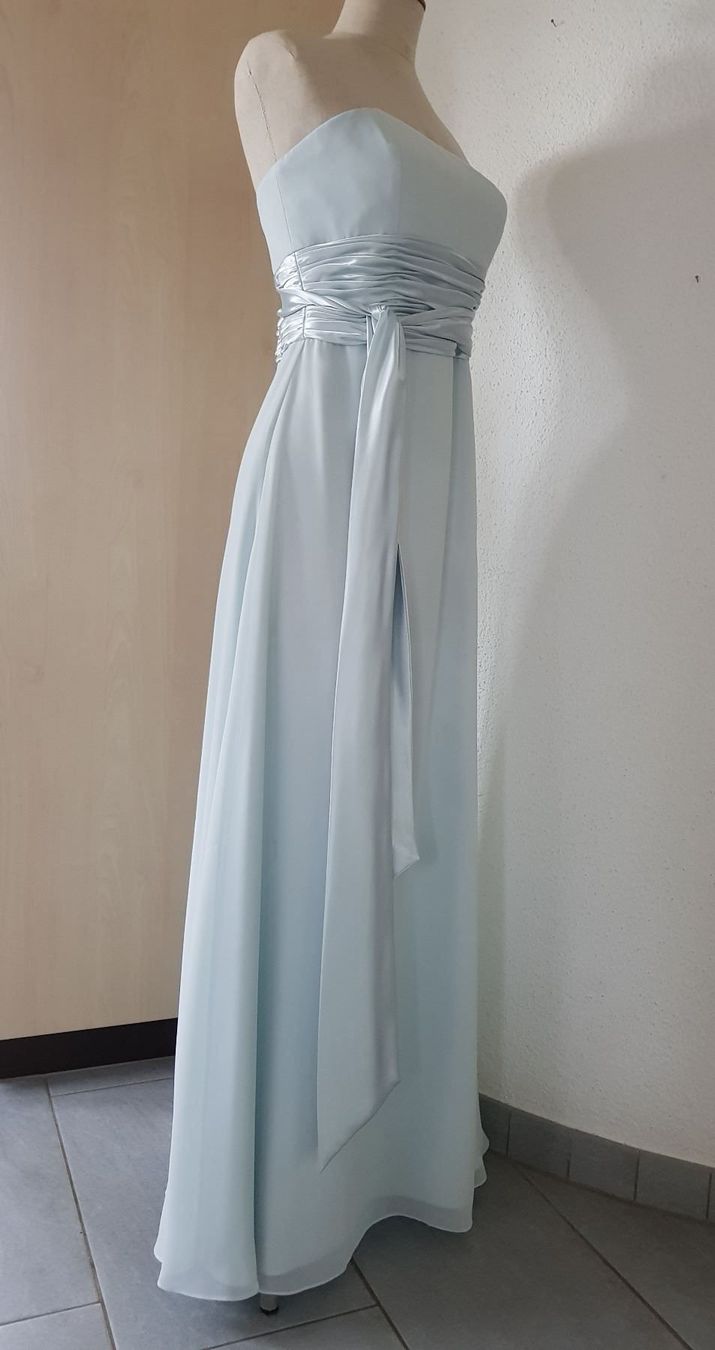 Kleider: Hochwertiges, hellblaues Abendkleid, Grösse 40 – Gebraucht aus Hägendorf von  1