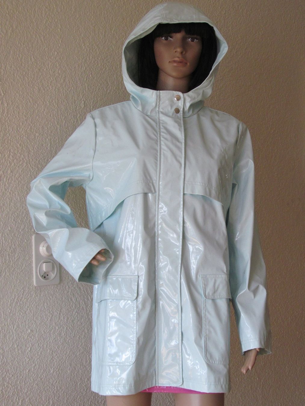Asos Cappotti: eisblau hellblauer Lackmantel Regenmantel Asos Gr.42 – Usato da Münchenbuchsee venduto da lu-99