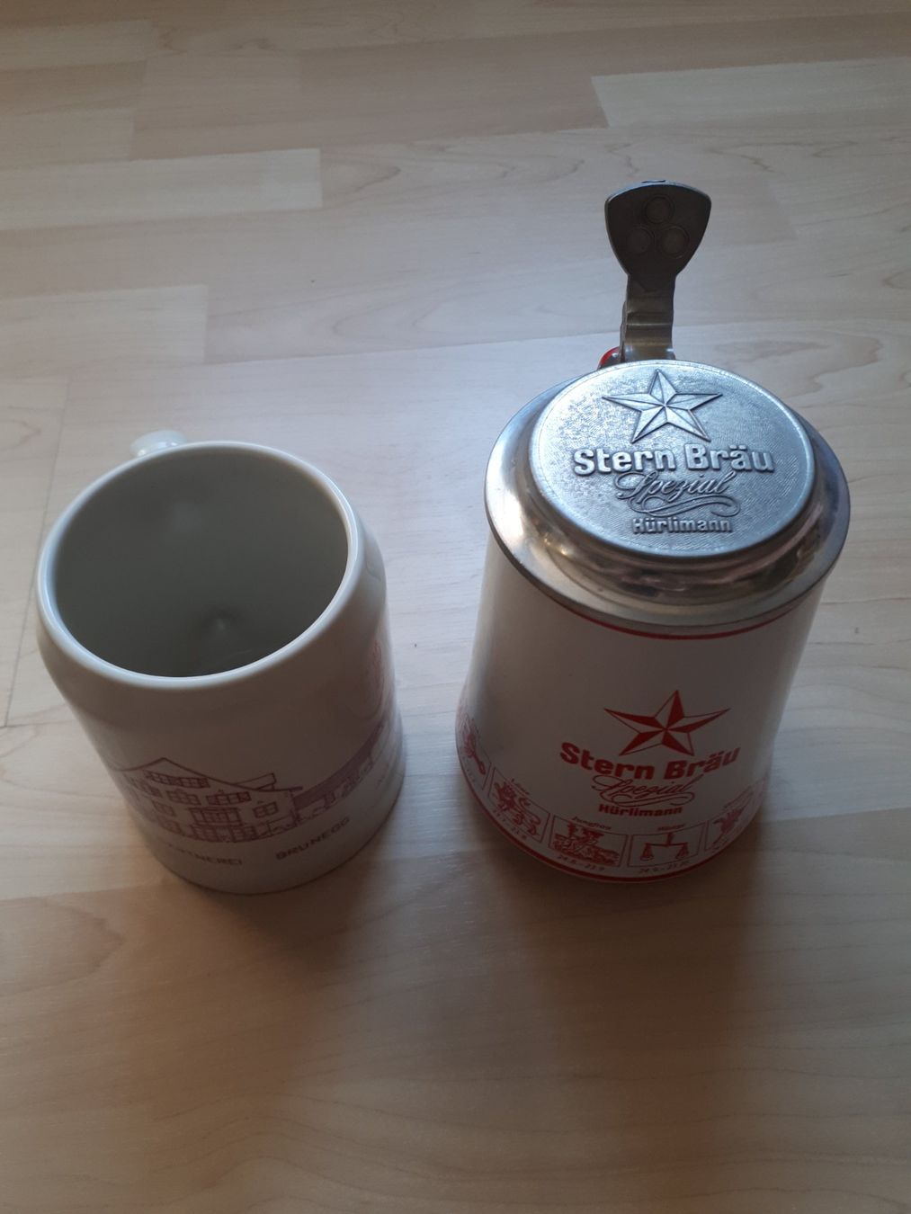Hürlimann Bicchieri: 2 Bierkrüge einer mit Zinndeckel Stern Bräu – Usato da Dürnten venduto da kuh_7mdq