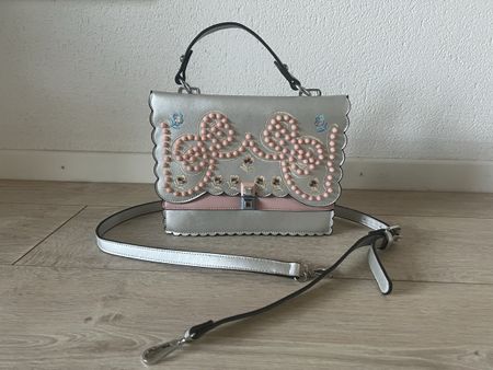 Silberne Handtasche mit Stickerei 🩶