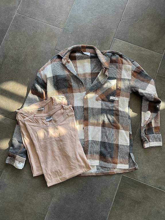 Lotti di vestiti: T-SHIRT UND HOLZFÄLLERHEMD SET – Usato da Urdorf venduto da Marybyii