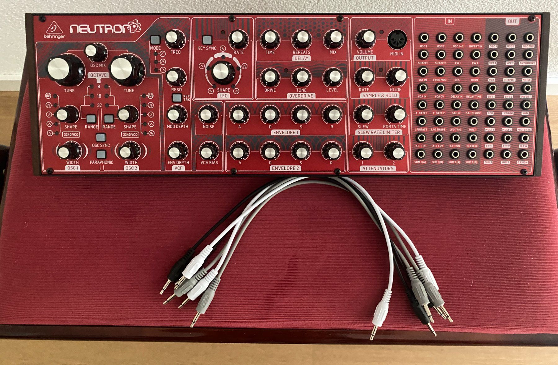 Behringer Strumenti musicali: Behringer Neutron - Synthesizer (Neuwertig) – Nuovo (secondo la descrizione) da Sargans venduto da SB-Drumlessons