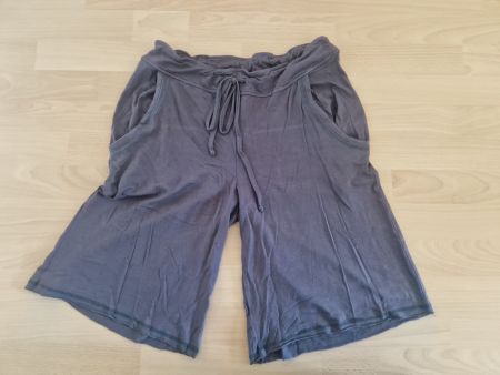Kurze Damenhose grau. Grösse M