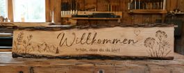 Willkommensschild aus Schweizer Holz mit Rinde – 100 × 40 cm