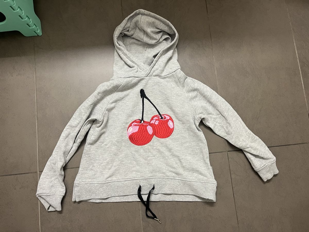 Maglioni & Felpe: Milk Copenhagen Pullover Kirschen Kaputze 110/116 – Usato da Zürich venduto da Gabi_78