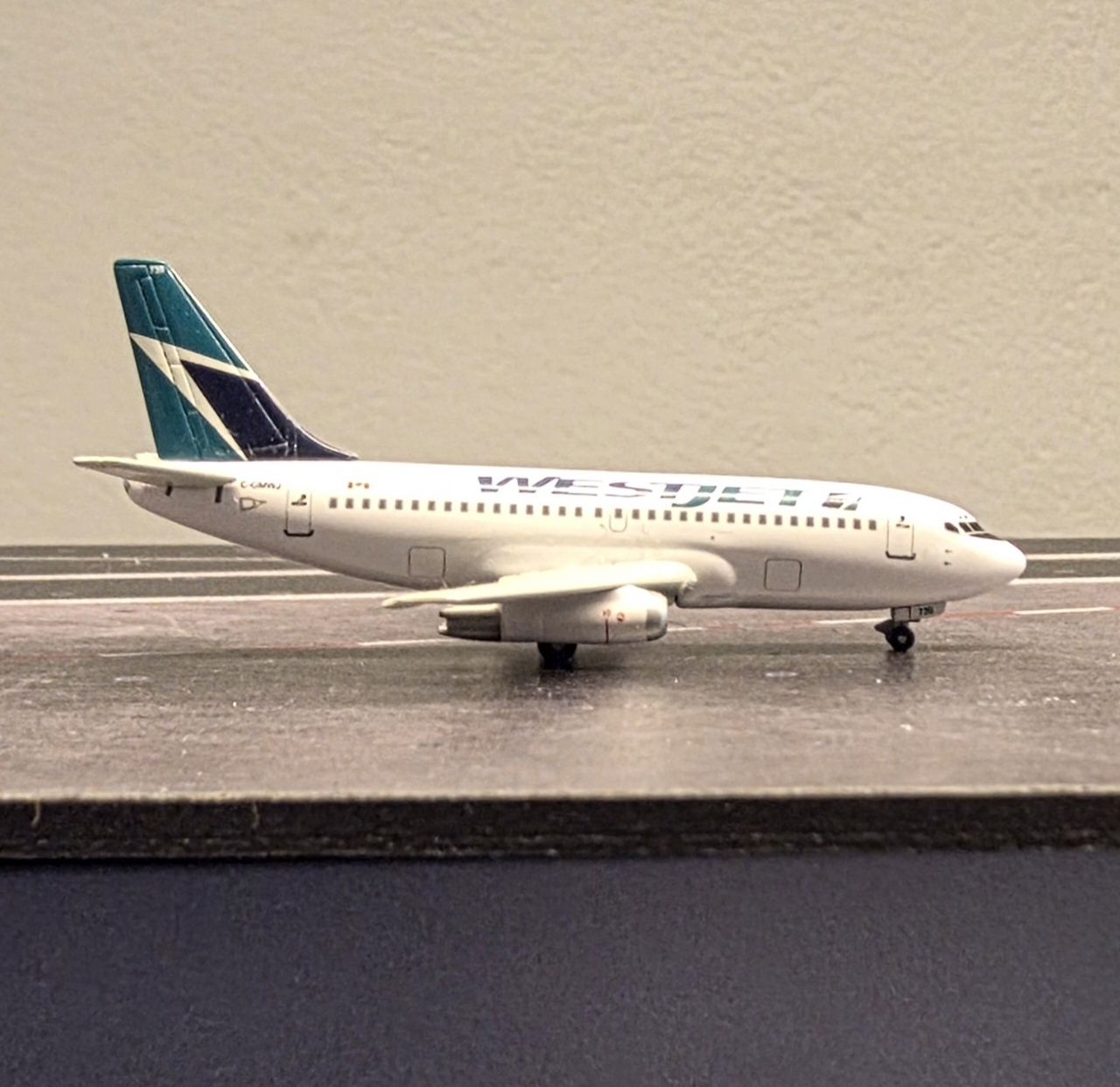 Boeing Kit di modellismo & Modellini statici: Westjet B737-200, 1:400 Premiere Collection – Usato da Männedorf venduto da Modellbau-wyss 1