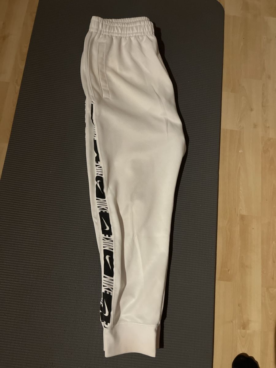 Nike Pantaloni: Weisse Nike Trainerhose limited edition – Usato da Hedingen venduto da sve_js9y