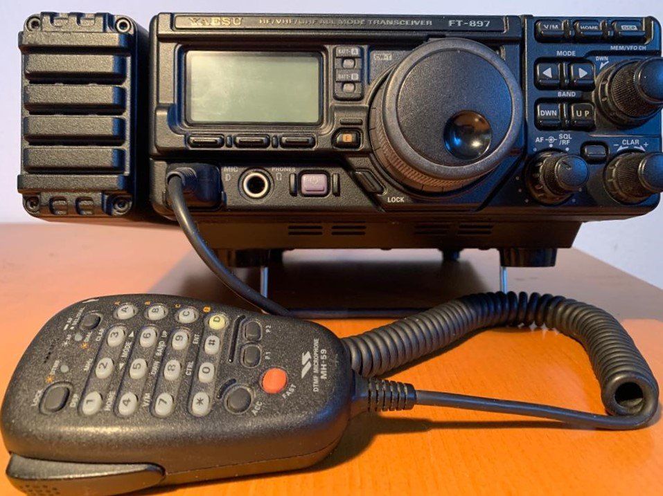 Yaesu FT897 mit Power Supply, Tuner und SSB/CW Filter Kaufen auf Ricardo