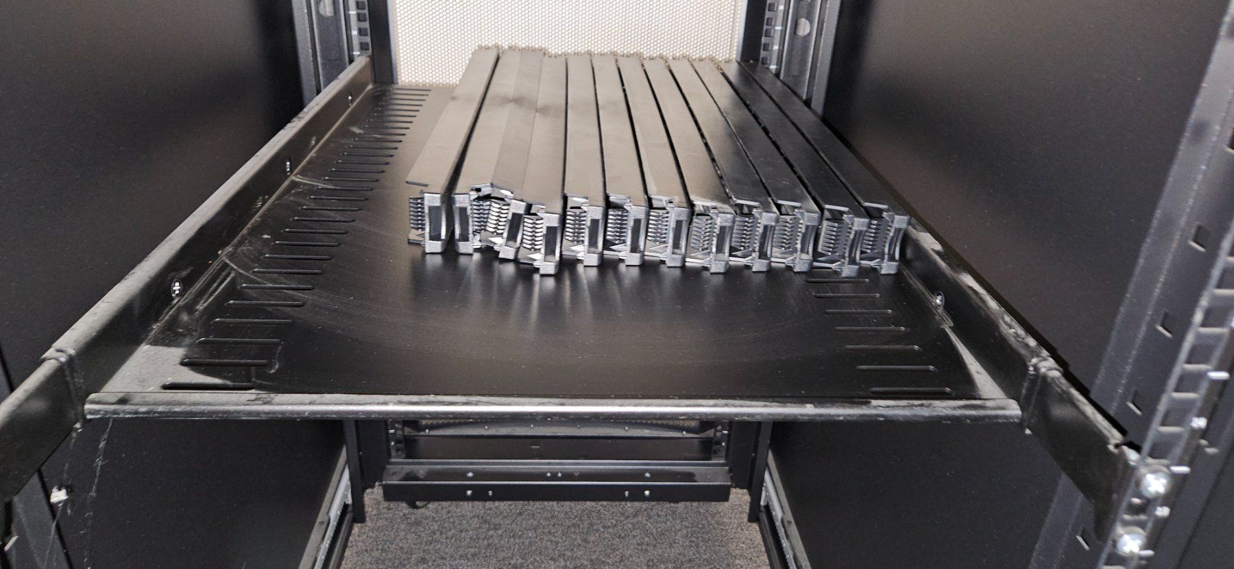 Apc Racks & Cavalletti: APC Rack 19" 24 HE – Usato da Mühlau venduto da hb9fgd 3