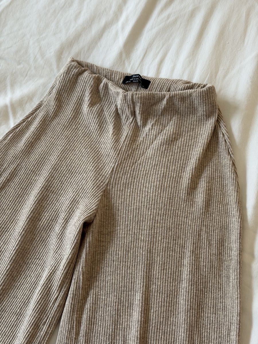 Bershka Pantaloni: Bershka Ribbed pants – Usato da Zürich venduto da lil_h279 1