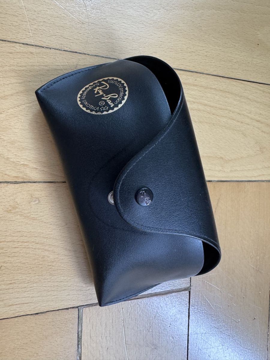 Autres vêtements & accessoires: Ray-Ban Brillenetui schwarz – D'occasion à Zürich par misscheeky