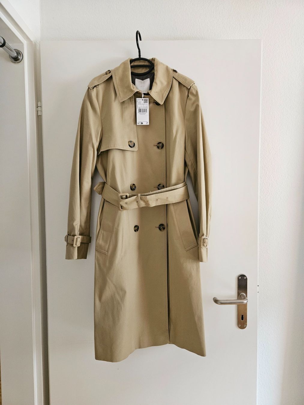 Mango Cappotti: Klassischer Trenchcoat mit Gürtel – Nuovo (secondo la descrizione) da Meiringen venduto da SilviF 3