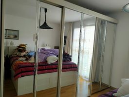 Grosser Schrank mit 3 Schiebetüren und Spiegeln 