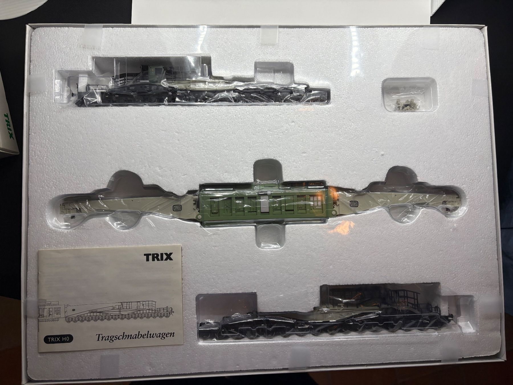 Trix Modelleisenbahnen: Trix DB Tragschnabelwagen H0 – Neu und originalverpackt aus Forch von Hanimann-Robinson