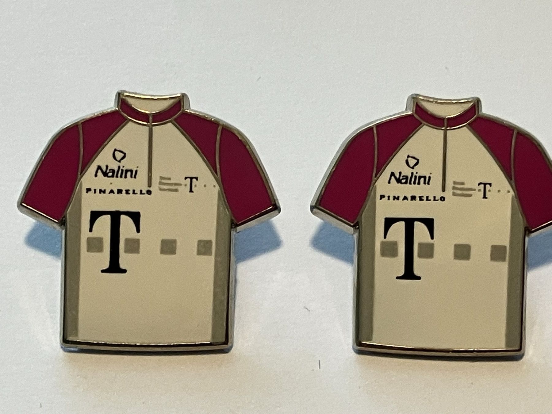 Placchette & Badge: 2 Pin Team Telekom Trikot – Usato da Basel venduto da djwwpp