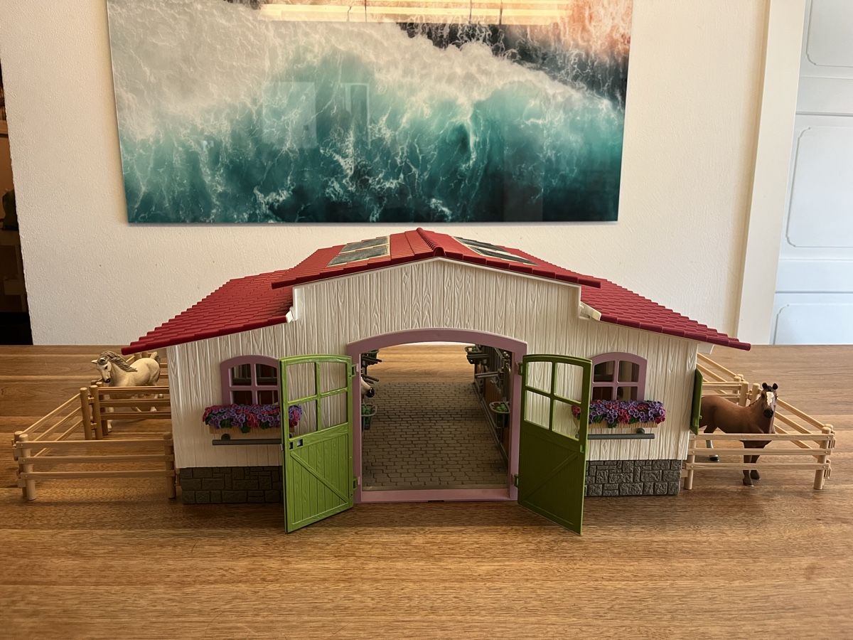 Schleich Spielzeuge: Schleichstall mit Pferden und Zubehör – Gebraucht aus Weesen von D0101D 1