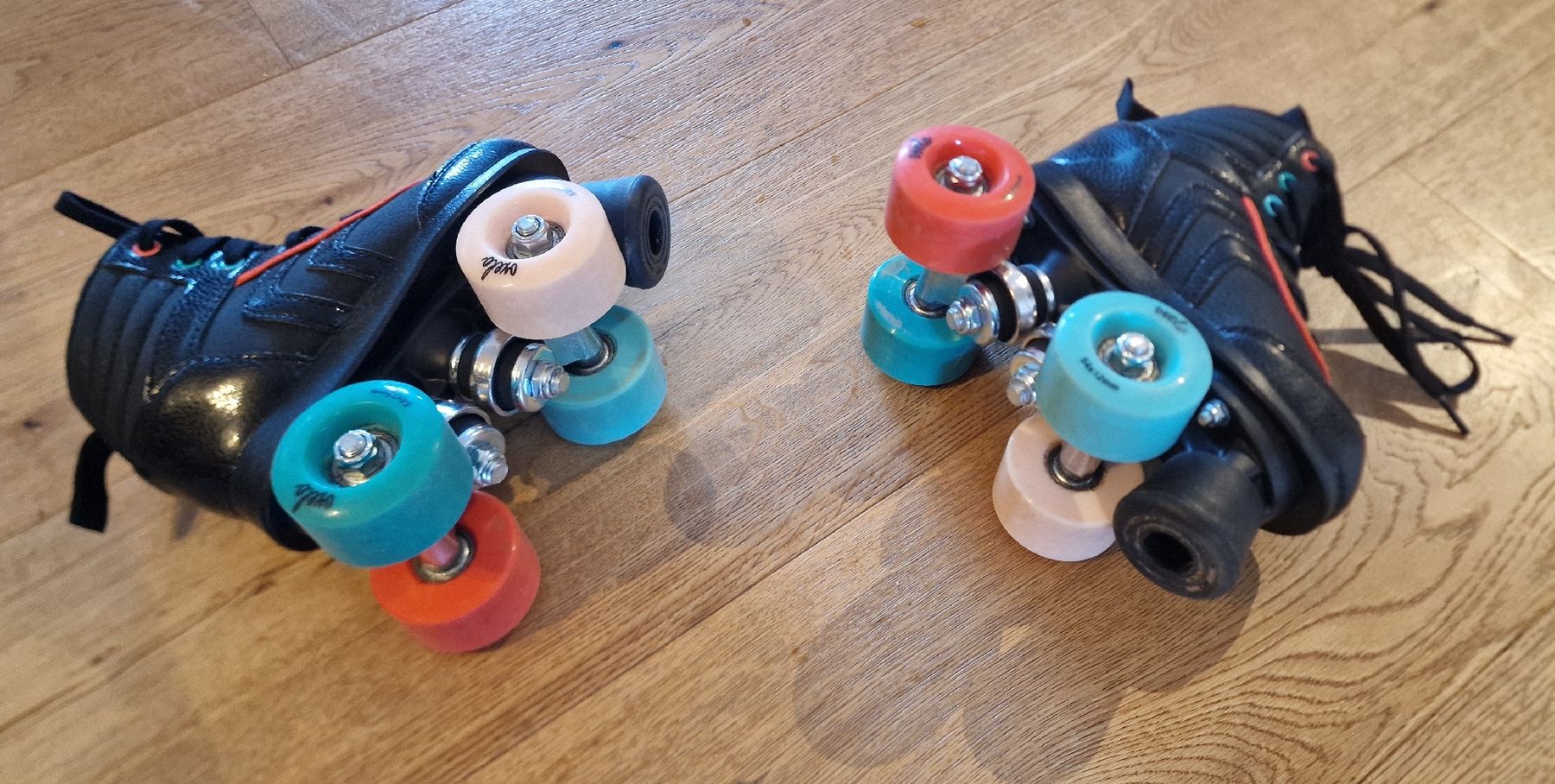 Decathlon Pattini in linea & Pattini a rotelle: Black Roller Skates Size 29 With Colorful Wheels – Usato da Emmenbrücke venduto da Nadmorebiti 2