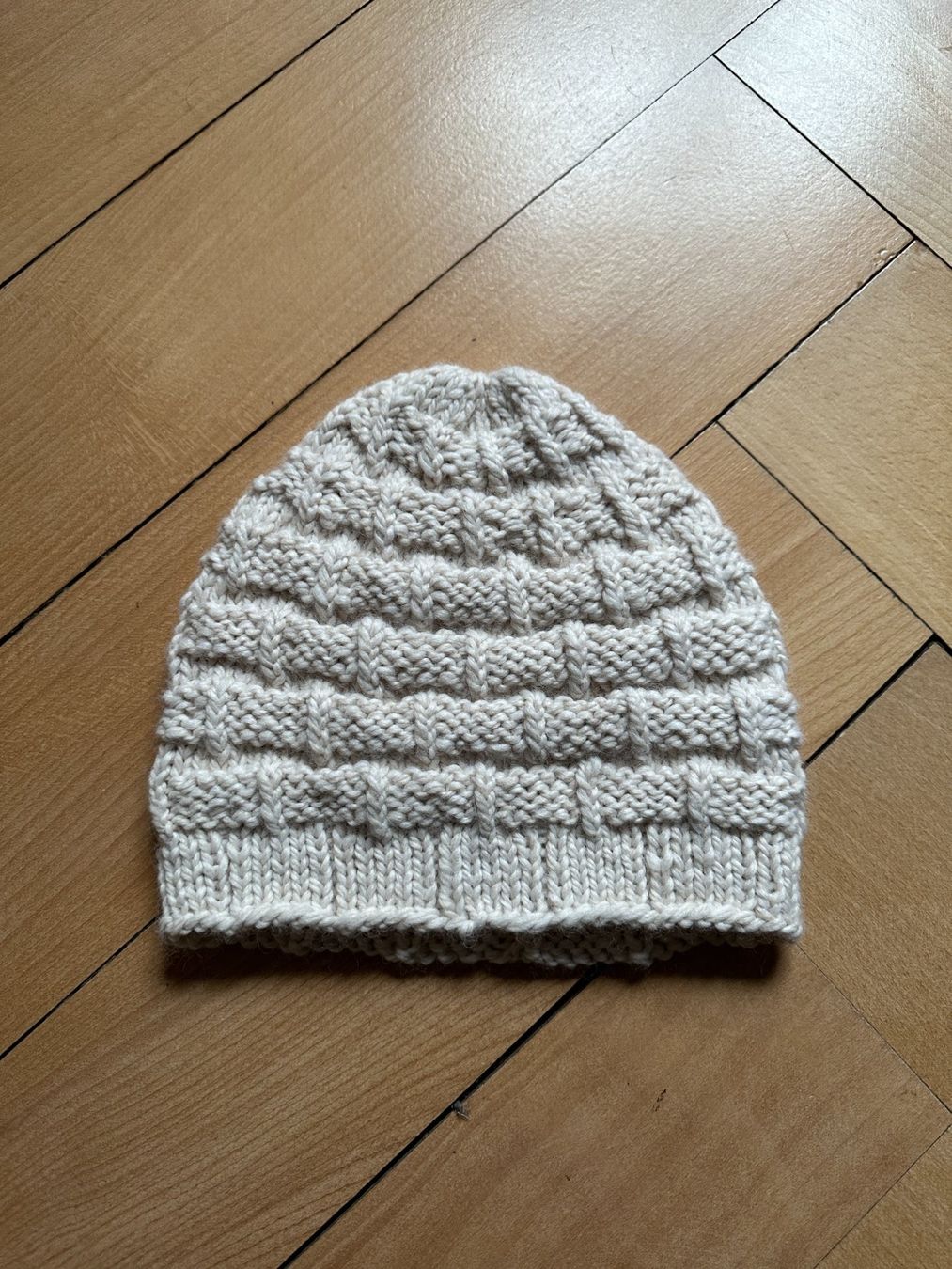 Chapeaux, bonnets & casquettes: Strickmütze Kappe beige – D'occasion à Zürich par Diazaio
