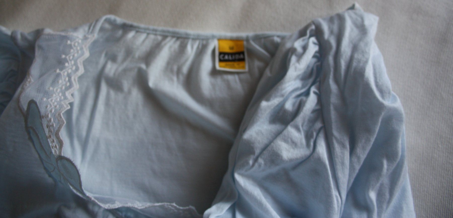 Negligees & Pigiami: Nachthemd mit hübscher Spitze CALIDA hellblau Gr. M – Difettoso da Flüelen venduto da Diversicum-Vintage 1