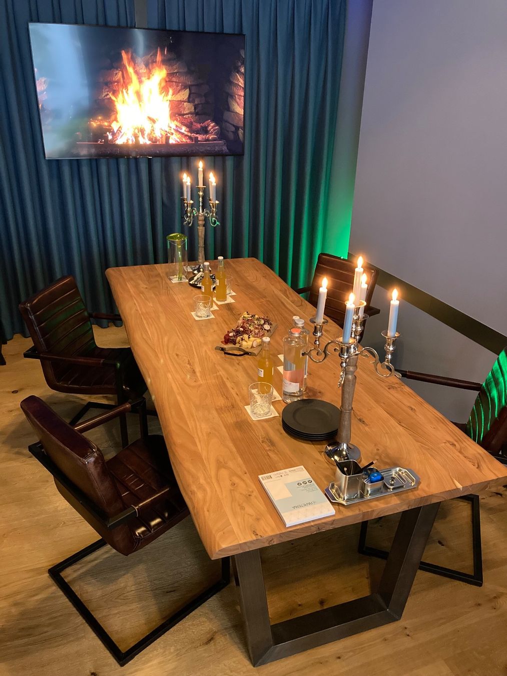 Kare Set di tavolo e panche: Tisch Stuhl Set – Usato da Zürich venduto da MARTINBOLDT 1