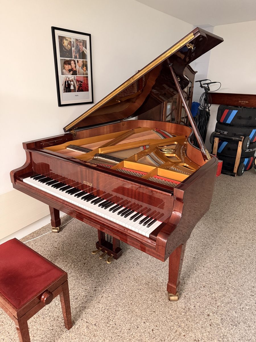 Musikinstrumente: Petrof Model III Acajou poli – Gebraucht aus Zürich von horoffra